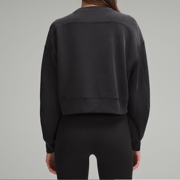 Softstream Perfectly Oversized
Cropped Crew + Softstreme High-Rise Short 4" - Picture 2 of 11